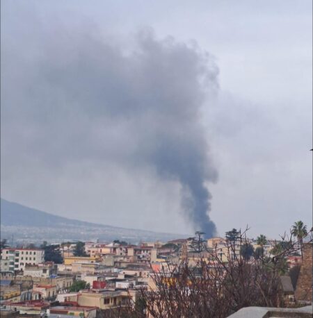 Incendio in un capannone industriale a Sarno, nube di fumo nero sulla zona industriale