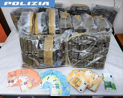 Pagani, maxi sequestro di hashish: arrestato 27enne dalla Polizia Pagani, maxi sequestro di hashish: arrestato 27enne dalla Polizia