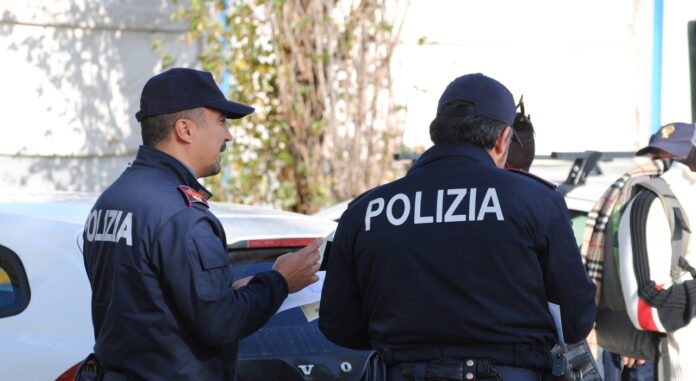 Afragola, aggredisce i poliziotti: 34enne arrestato dalla Polizia