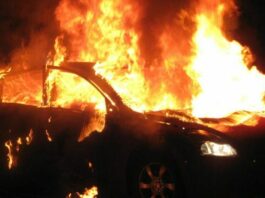 Auto in fiamme all’alba tra Sant’Anastasia e Casalnuovo: indagini in corso