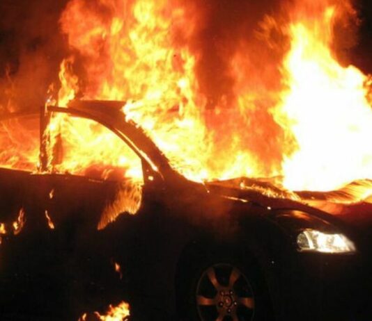 Auto in fiamme all’alba tra Sant’Anastasia e Casalnuovo: indagini in corso