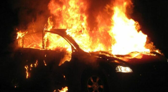 Auto in fiamme all’alba tra Sant’Anastasia e Casalnuovo: indagini in corso