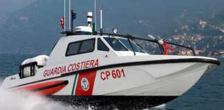 Golfo di Napoli, uomo colpito da un’onda mentre era su un Sup: sospese le ricerche