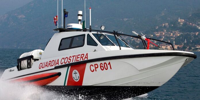 Golfo di Napoli, uomo colpito da un’onda mentre era su un Sup: sospese le ricerche