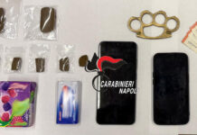 Napoli Chiaiano: pusher arrestato nel bar con droga nei pacchetti di caramelle e un tirapugni