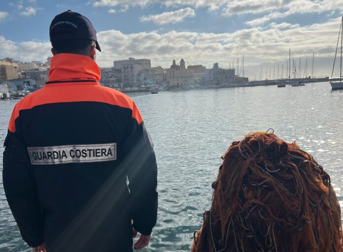Controlli a tutela della pesca. Rinvenuta rete di circa 1.000 metri all'imboccatura del porto di Torre del Greco