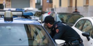 Napoli, rapinano un turista: arrestati un 18enne e un 15enne