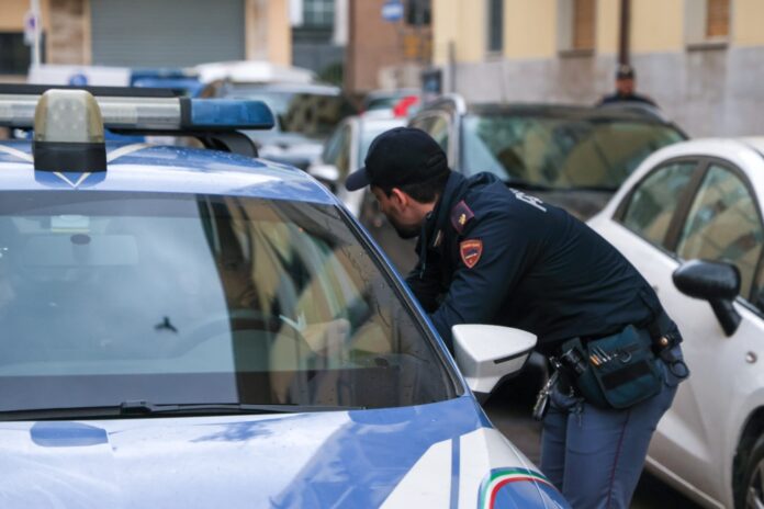 Napoli, rapinano un turista: arrestati un 18enne e un 15enne