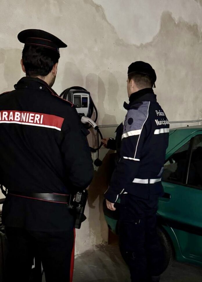 Napoli, Vomero, colonnine elettriche allacciate abusivamente: denunciati i titolari di un garage Napoli, Vomero, colonnine elettriche allacciate abusivamente: denunciati i titolari di un garage