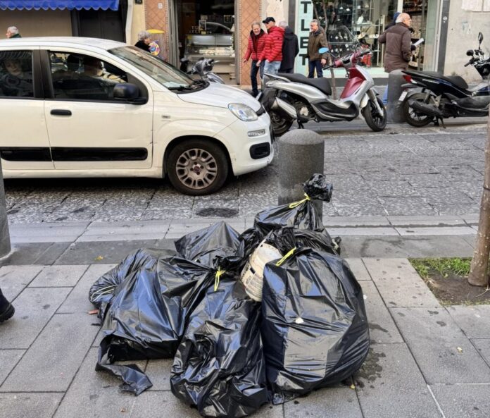Torre del Greco: in 19 giorni elevati 322 verbali per deposito illecito di rifiuti