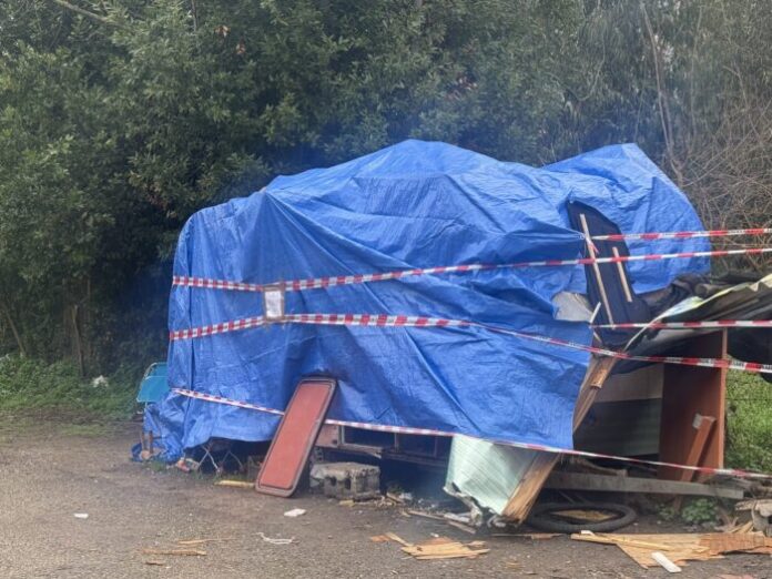 Macabro ritrovamento a Capaccio Paestum: cadavere di una donna in stato di decomposizione scoperto in una roulotte