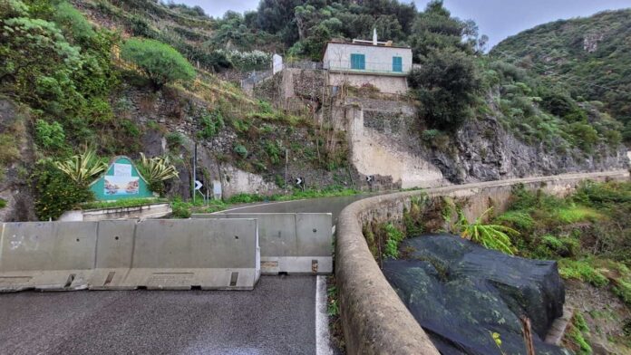 Maiori, Statale Amalfitana: al via i lavori di messa in sicurezza. Obiettivo riaprire entro il weekend Maiori, Statale Amalfitana: al via i lavori di messa in sicurezza. Obiettivo riaprire entro il weekend