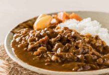 Piatto di carne e riso cucinato all'orientale