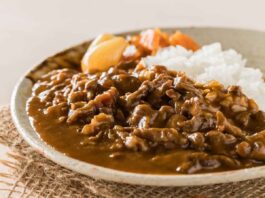 Piatto di carne e riso cucinato all'orientale