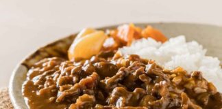 Piatto di carne e riso cucinato all'orientale