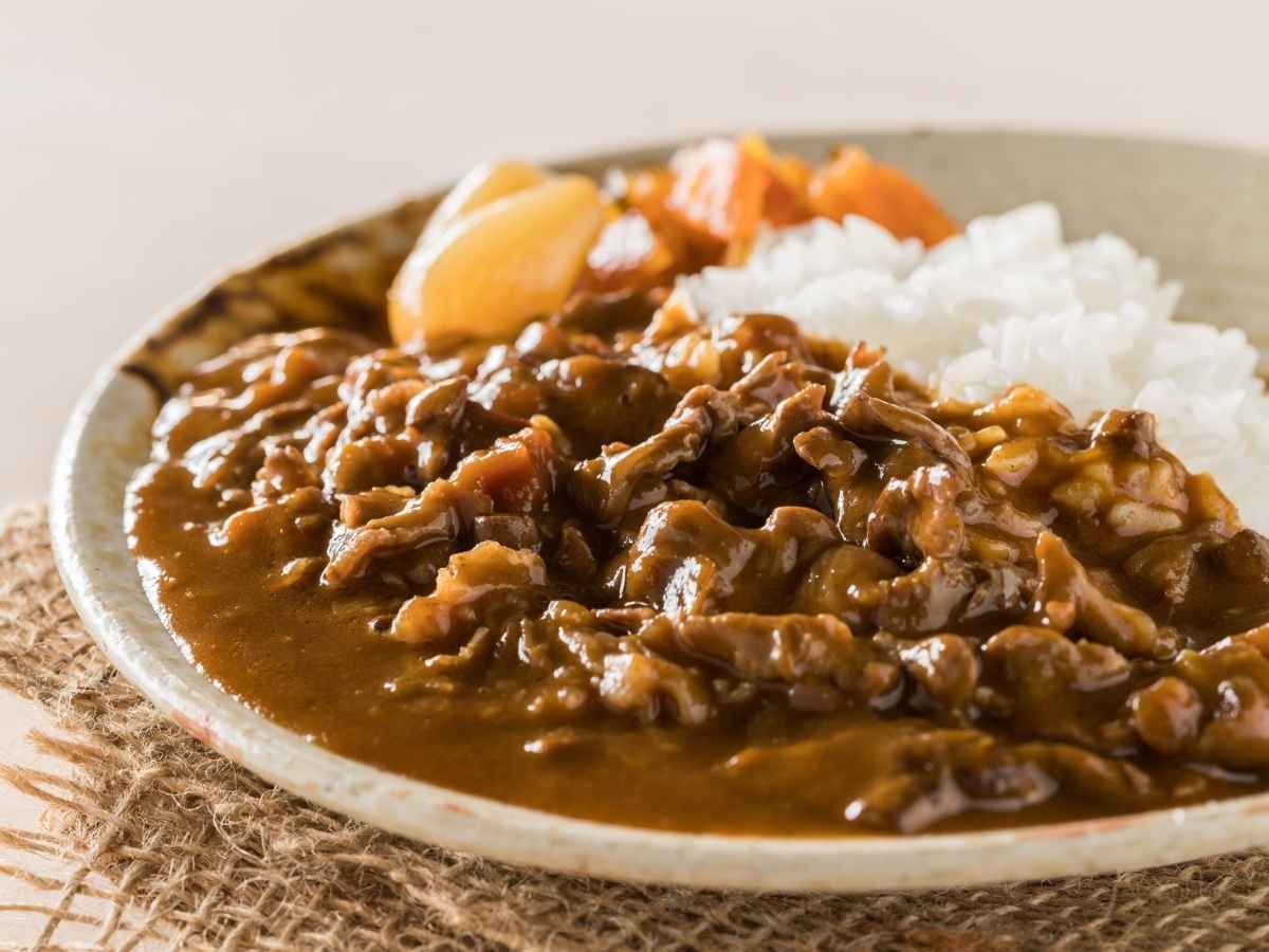 Piatto di carne e riso cucinato all'orientale