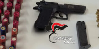 NAPOLI PIANURA: pistola clandestina e proiettili, il bilancio dei Carabinieri nei controlli in periferia Controlli straordinari a Pianura, periferia occidentale del capoluogo. I carabinieri della Compagnia di Napoli Bagnoli hanno presidiato le strade del popoloso quartiere, ispezionando con la collaborazione del NAS anche numerose attività commerciali. Rinvenuta e sequestrata a carico di ignoti una pistola cal 9 con matricola verosimilmente assegnata ad altra arma. Nel serbatoio 7 cartucce. Con la pistola anche altro caricatore, 15 proiettili 9x19, 3 calibro 7.65 e 31 da 9x21 mmm. Tutto il materiale era nascosto in una palazzina popolare, in un’area comune dello stabile. 46 le persone identificate, 27 i veicoli controllati. 2 gli assuntori segnalati alla Prefettura. Diffidata una pasticceria per alcune irregolarità rilevate.