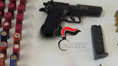 NAPOLI PIANURA: pistola clandestina e proiettili, il bilancio dei Carabinieri nei controlli in periferia Controlli straordinari a Pianura, periferia occidentale del capoluogo. I carabinieri della Compagnia di Napoli Bagnoli hanno presidiato le strade del popoloso quartiere, ispezionando con la collaborazione del NAS anche numerose attività commerciali. Rinvenuta e sequestrata a carico di ignoti una pistola cal 9 con matricola verosimilmente assegnata ad altra arma. Nel serbatoio 7 cartucce. Con la pistola anche altro caricatore, 15 proiettili 9x19, 3 calibro 7.65 e 31 da 9x21 mmm. Tutto il materiale era nascosto in una palazzina popolare, in un’area comune dello stabile. 46 le persone identificate, 27 i veicoli controllati. 2 gli assuntori segnalati alla Prefettura. Diffidata una pasticceria per alcune irregolarità rilevate. NAPOLI PIANURA: pistola clandestina e proiettili, il bilancio dei Carabinieri nei controlli in periferia Controlli straordinari a Pianura, periferia occidentale del capoluogo. I carabinieri della Compagnia di Napoli Bagnoli hanno presidiato le strade del popoloso quartiere, ispezionando con la collaborazione del NAS anche numerose attività commerciali. Rinvenuta e sequestrata a carico di ignoti una pistola cal 9 con matricola verosimilmente assegnata ad altra arma. Nel serbatoio 7 cartucce. Con la pistola anche altro caricatore, 15 proiettili 9x19, 3 calibro 7.65 e 31 da 9x21 mmm. Tutto il materiale era nascosto in una palazzina popolare, in un’area comune dello stabile. 46 le persone identificate, 27 i veicoli controllati. 2 gli assuntori segnalati alla Prefettura. Diffidata una pasticceria per alcune irregolarità rilevate.