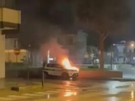 Saviano, auto della Polizia municipale incendiata davanti al Comando: scatta l’allarme sicurezza