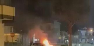 Saviano, auto della Polizia municipale incendiata davanti al Comando: scatta l’allarme sicurezza
