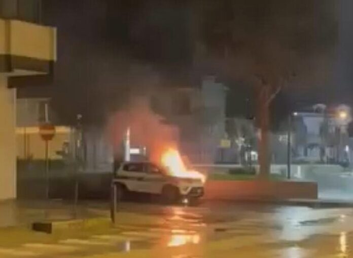 Saviano, auto della Polizia municipale incendiata davanti al Comando: scatta l’allarme sicurezza