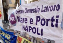 Torre del Greco, la protesta dei marittimi contro la crisi Tirrenia e il precariato: sit-in in via Vittorio Veneto