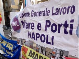 Torre del Greco, la protesta dei marittimi contro la crisi Tirrenia e il precariato: sit-in in via Vittorio Veneto