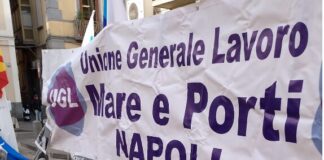 Torre del Greco, la protesta dei marittimi contro la crisi Tirrenia e il precariato: sit-in in via Vittorio Veneto