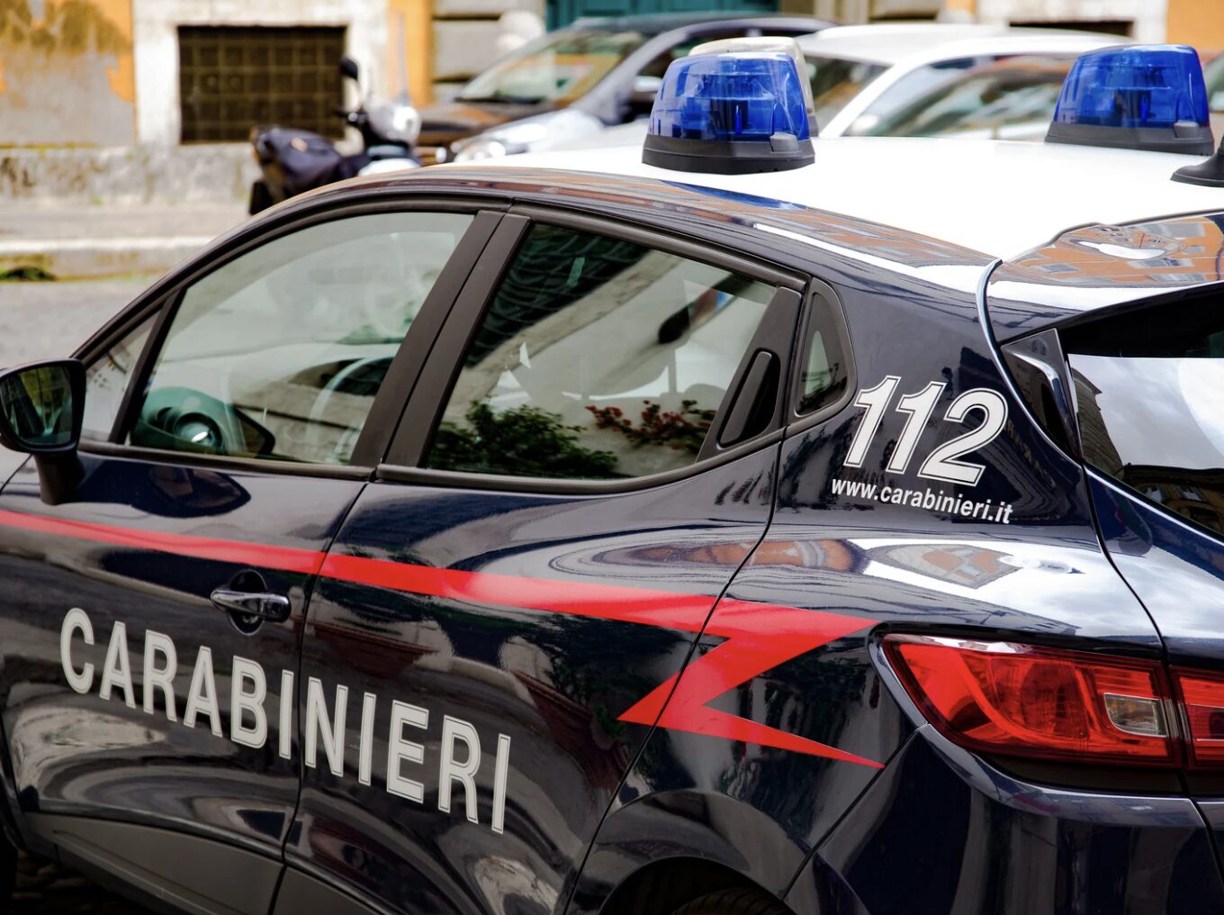 Auto dei carabinieri per strada