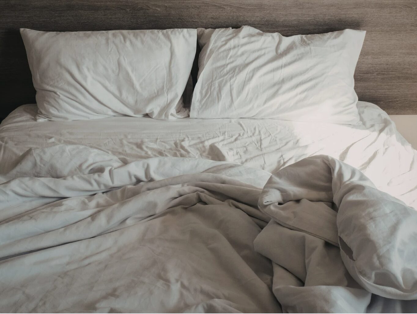 Lenzuola disordinate sul letto