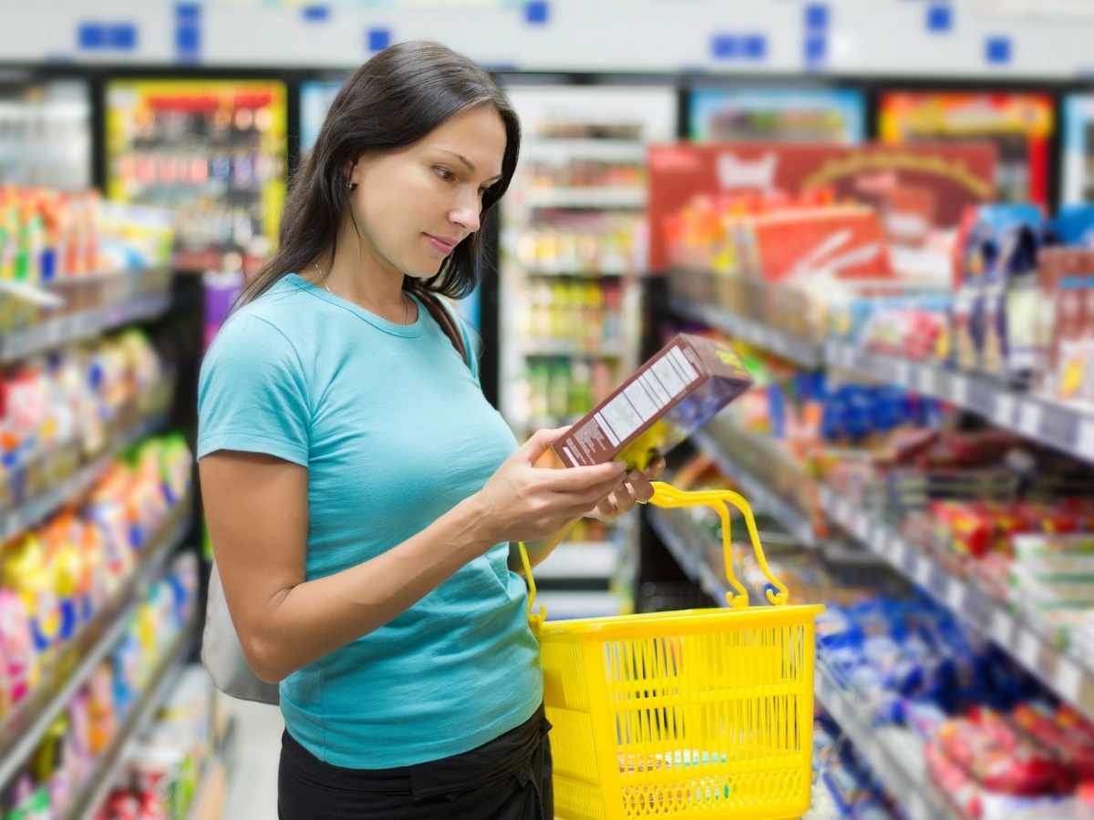 Una ragazza fa la spesa al supermercato