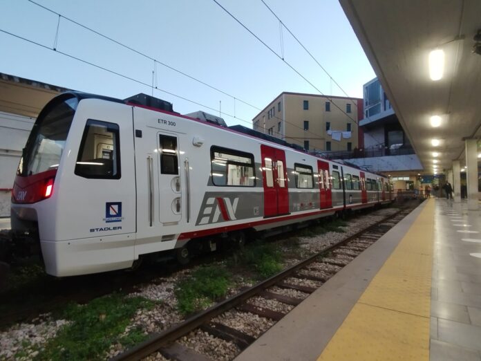 Nuovi treni Circumvesuviana, consegnato il quarto convoglio: prove accelerate per rispettare le scadenze PNRR Nuovi treni Circumvesuviana, consegnato il quarto convoglio: prove accelerate per rispettare le scadenze PNRR