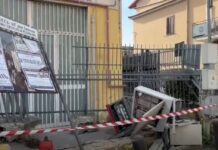Villaricca, si schianta con l’auto contro il muro di una scuola: distrutta anche una cabina elettrica Villaricca, si schianta con l’auto contro il muro di una scuola: distrutta anche una cabina elettrica