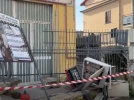 Villaricca, si schianta con l’auto contro il muro di una scuola: distrutta anche una cabina elettrica