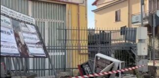 Villaricca, si schianta con l’auto contro il muro di una scuola: distrutta anche una cabina elettrica