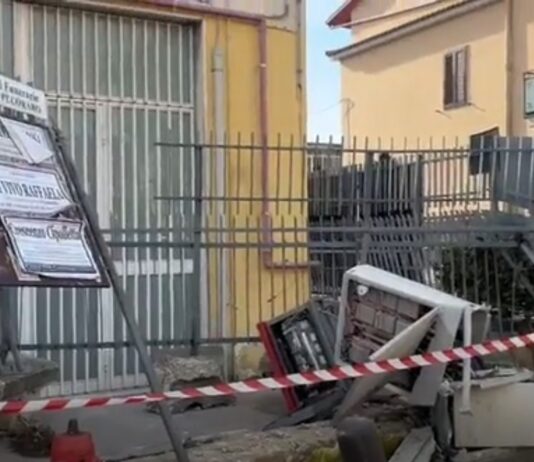 Villaricca, si schianta con l’auto contro il muro di una scuola: distrutta anche una cabina elettrica