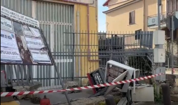 Villaricca, si schianta con l’auto contro il muro di una scuola: distrutta anche una cabina elettrica