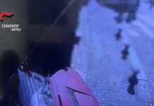 Napoli, anziana scaraventata a terra per rubarle la borsa: arrestato 46enne