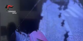 Napoli, anziana scaraventata a terra per rubarle la borsa: arrestato 46enne