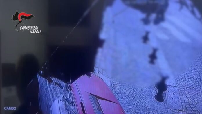 Napoli, anziana scaraventata a terra per rubarle la borsa: arrestato 46enne
