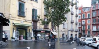 Napoli, sparatoria in Piazza Carolina: fermato un minorenne per tentato omicidio aggravato