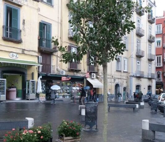 Napoli, sparatoria in Piazza Carolina: fermato un minorenne per tentato omicidio aggravato