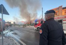 Mariglianella, incendio di vaste proporzioni: in fiamme una fabbrica tessile