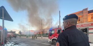 Mariglianella, incendio di vaste proporzioni: in fiamme una fabbrica tessile
