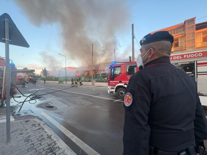 Mariglianella, incendio di vaste proporzioni: in fiamme una fabbrica tessile