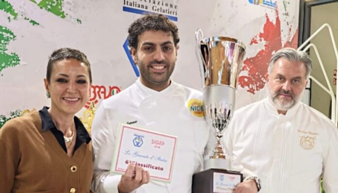 Il napoletano Antonio Carino conquista al Sigep di Rimini 2026 l'oro assoluto per la migliore granita d'Italia, proposta nella specialità al mandarino Il napoletano Antonio Carino conquista al Sigep di Rimini 2026 l'oro assoluto per la migliore granita d'Italia, proposta nella specialità al mandarino