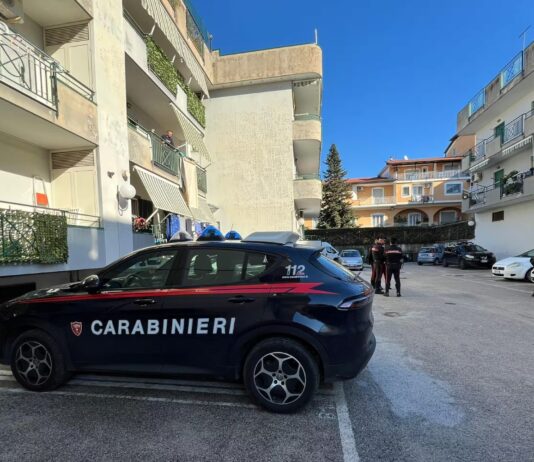 Napoli, violenza di genere: calci, sputi e mani al collo. All’inizio non denuncia, poi l’incubo continua: arrestato 58enne