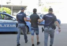 Acerra, sorpresi a spacciare droga in strada: due arresti della Polizia