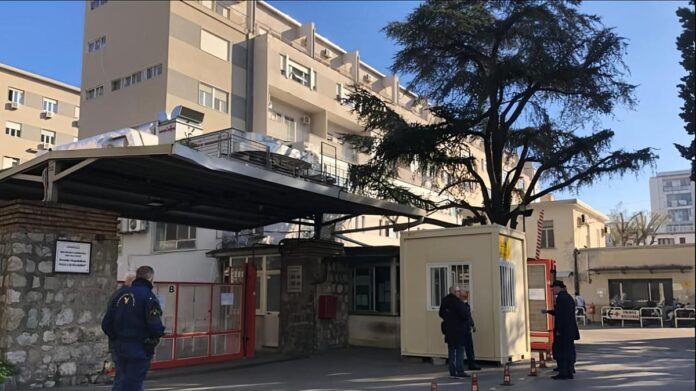 Castellammare, licenziati dalla ditta di pulizie del San Leonardo: «Siamo lavoratori onesti, non camorristi»