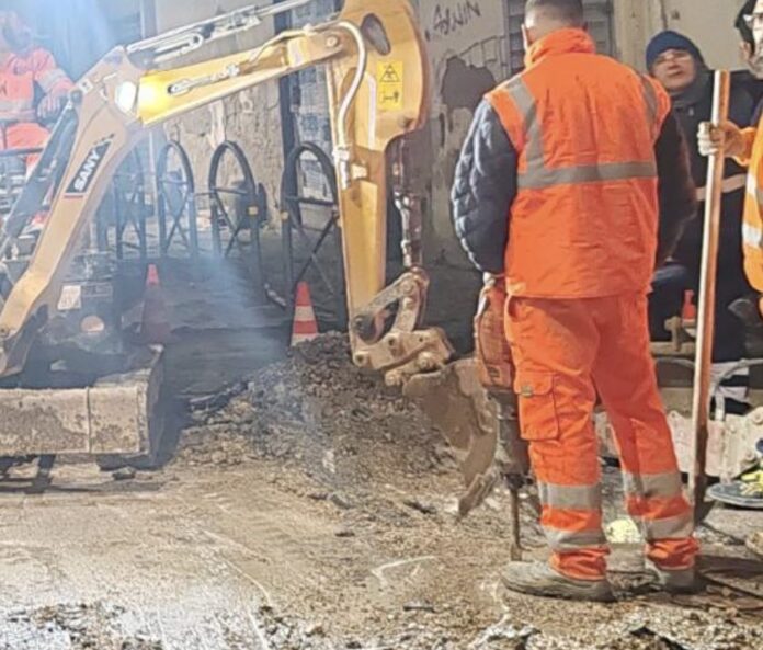 Casoria, perdita idrica e crollo in via Cavour: evacuate venti famiglie, nessun ferito Casoria, perdita idrica e crollo in via Cavour: evacuate venti famiglie, nessun ferito